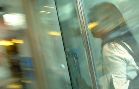 תיקון דלתות זכוכית לעסקים